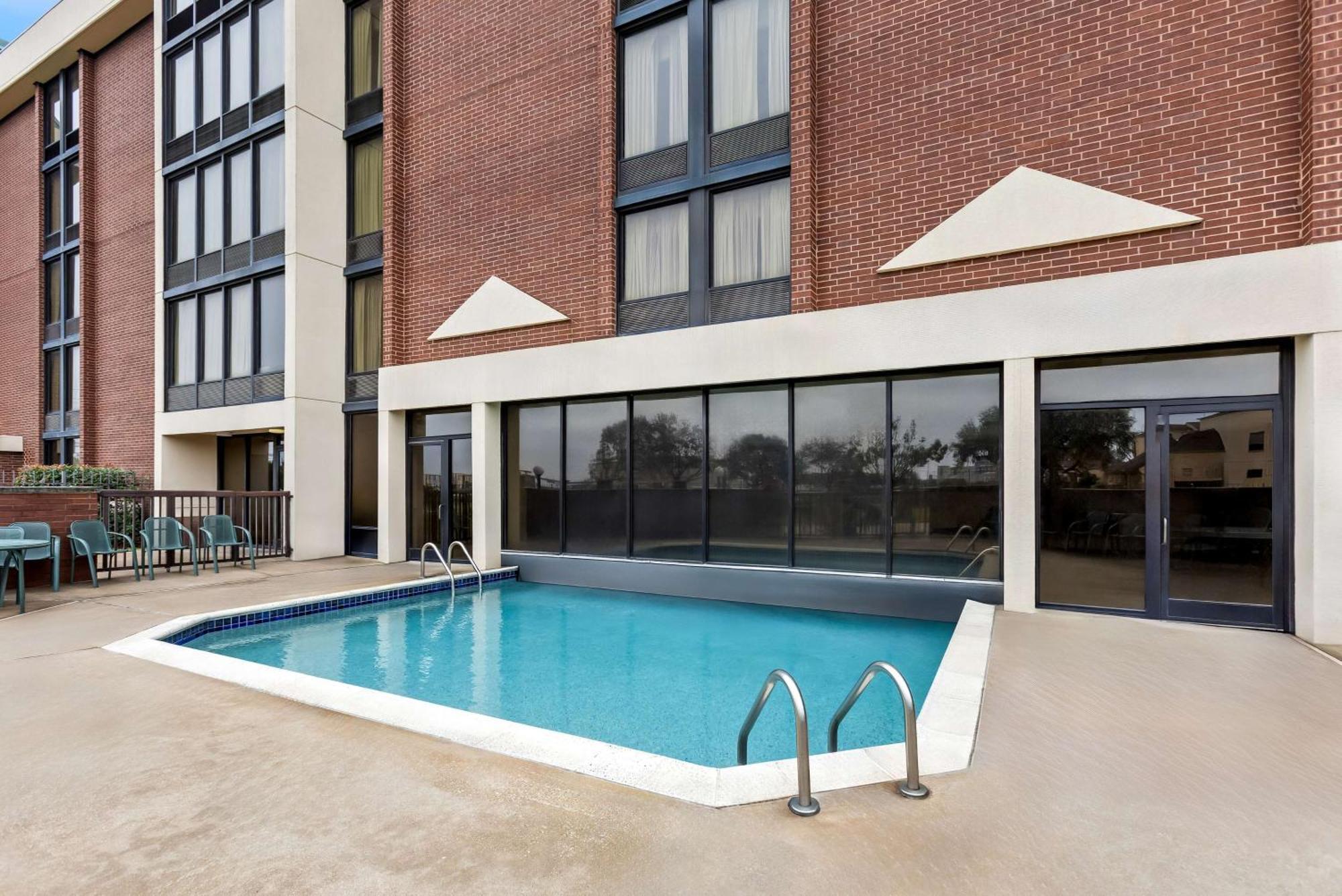 Отель Sonesta Essential Houston Hobby Airport Экстерьер фото